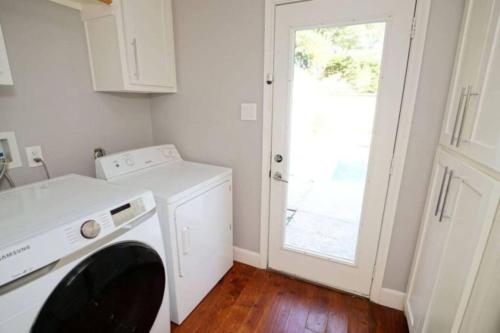 Paradise Retreat Heated Pool Jacuzzi and 75inches TV Paradise Retreat Heated Pool Jacuzzi and 75inches TV