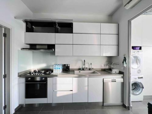 Gorgeous 3Br Achrafieh Apt - image 9