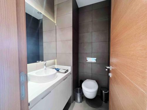 Gorgeous 3Br Achrafieh Apt - image 4