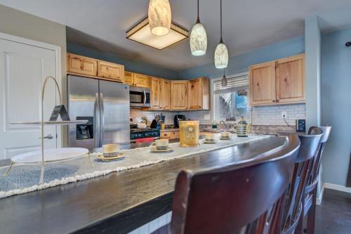 AZGuestHouse at Mill Full Bedroom-Shared Bathroom3 in Fountain, USA