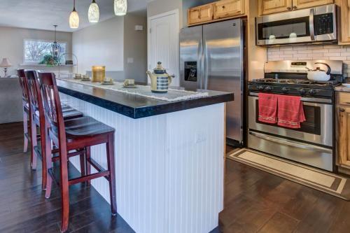 AZGuestHouse at Mill Full Bedroom-Shared Bathroom3 in Fountain, USA