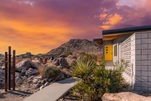 Orion Minor - Spa and Soaking Tub with Park Views in Joshua Tree, USA