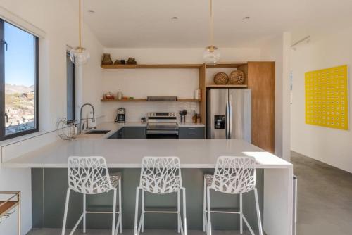 Orion Minor - Spa and Soaking Tub with Park Views in Joshua Tree, USA