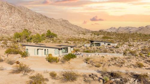 Orion Minor - Spa and Soaking Tub with Park Views in Joshua Tree, USA