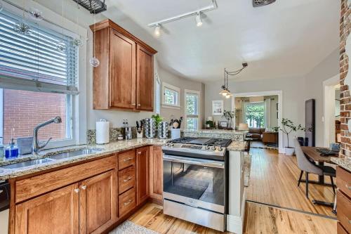 Redbrick Cottage 2BDRM Wash Park Yard & Gym in Denver, USA