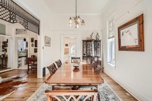 Woods Manor Walk to Downtown Built in 1887 in Denver, USA