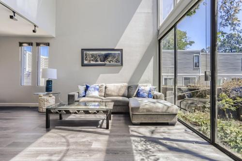 Sunny Suburban Getaway 4BR 3BA Condo w Pool in Denver, USA