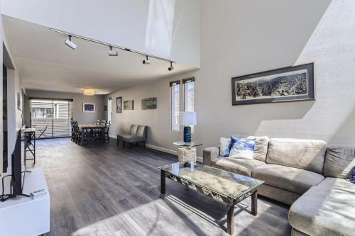 Sunny Suburban Getaway 4BR 3BA Condo w Pool in Denver, USA