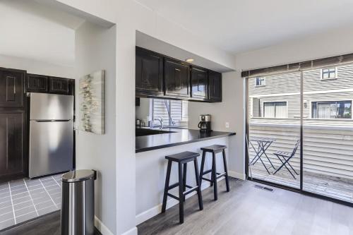 Sunny Suburban Getaway 4BR 3BA Condo w Pool in Denver, USA