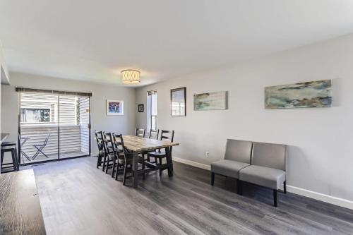 Sunny Suburban Getaway 4BR 3BA Condo w Pool in Denver, USA