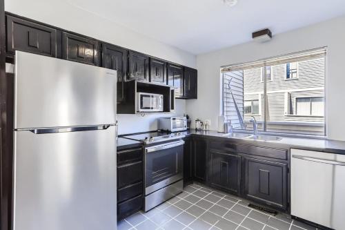 Sunny Suburban Getaway 4BR 3BA Condo w Pool in Denver, USA