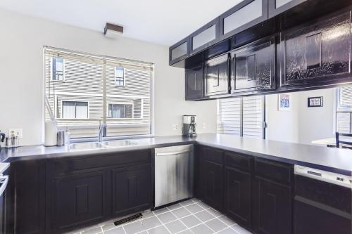 Sunny Suburban Getaway 4BR 3BA Condo w Pool in Denver, USA