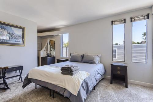 Sunny Suburban Getaway 4BR 3BA Condo w Pool in Denver, USA