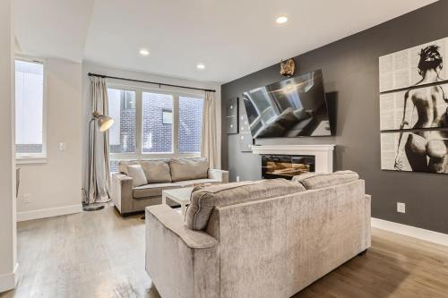 4BR Upscale Townhome Roof Top w Skyline Views in Denver, USA