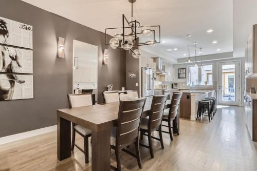 4BR Upscale Townhome Roof Top w Skyline Views in Denver, USA