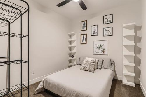 4BR Upscale Townhome Roof Top w Skyline Views in Denver, USA