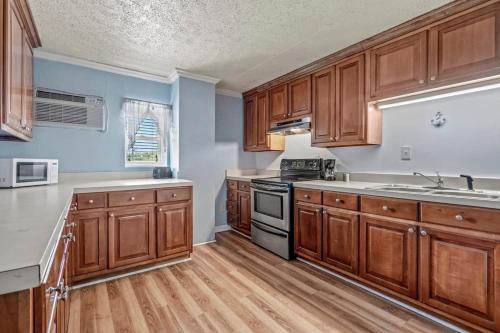 Charming Condo one block from the beach - WR 301