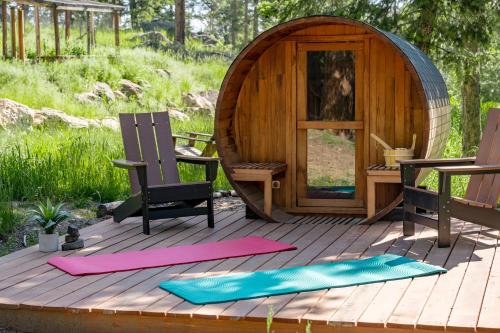 Evergreen Castle - SLEEPS 8 - Close to skiing in Evergreen, USA