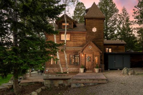 Evergreen Castle - SLEEPS 8 - Close to skiing in Evergreen, USA