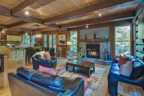 Spacious log cottage Resort access in Lac Superieur (QC)