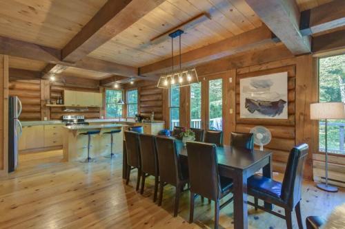 Spacious log cottage Resort access in Lac Superieur (QC)