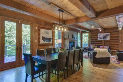 Spacious log cottage Resort access in Lac Superieur (QC)