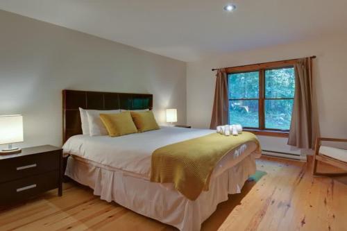Spacious log cottage Resort access in Lac Superieur (QC)