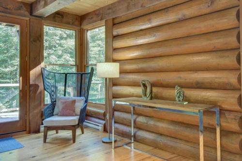 Spacious log cottage Resort access in Lac Superieur (QC)