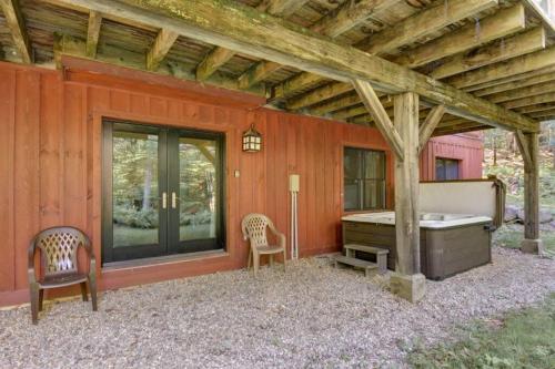 Spacious log cottage Resort access in Lac Superieur (QC)
