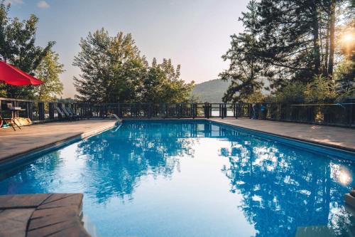 Spacious log cottage Resort access in Lac Superieur (QC)