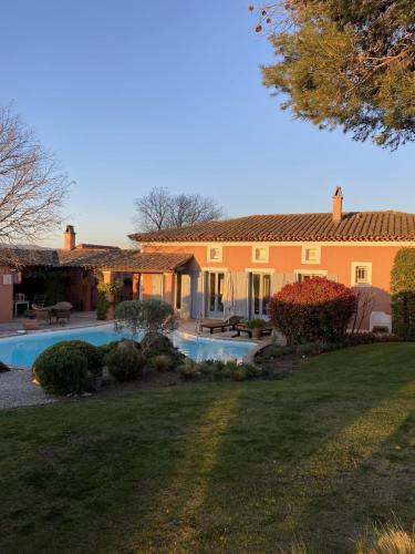Villa tout confort climatisée, bordure du golf de Pont Royal, piscine privée gîte à louer Golf International de Pont Royal