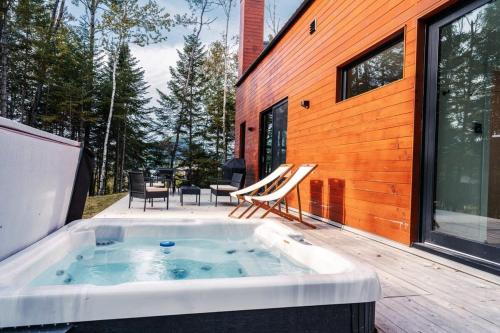Bright chalet with hot tub and indoor sauna in Lac Superieur (QC)