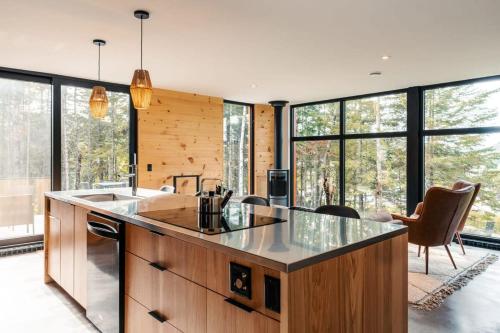 Bright chalet with hot tub and indoor sauna in Lac Superieur (QC)