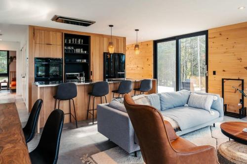 Bright chalet with hot tub and indoor sauna in Lac Superieur (QC)