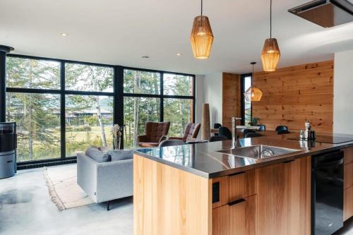 Bright chalet with hot tub and indoor sauna in Lac Superieur (QC)