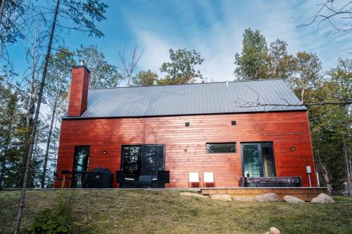 Bright chalet with hot tub and indoor sauna in Lac Superieur (QC)