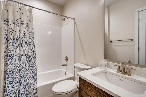 Ramblers Retreat Sleeps 8 Lakefront View in Georgetown, USA