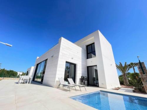 Modern 4 Bed Villa with Pool LC4