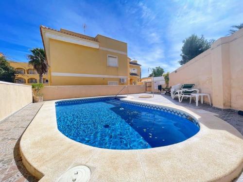 Pleasant 4 Bedroom Townhouse with Com Pool VM7