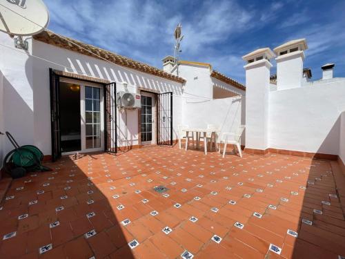 3 Bed Townhouse Overlooking Com Pool LD314 - image 2