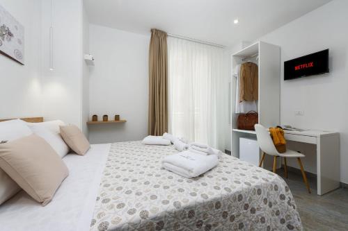 Small Double Room image 7