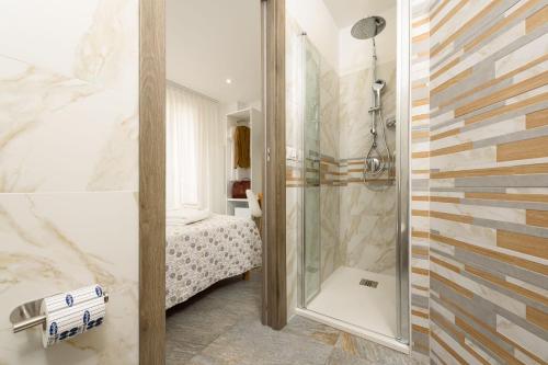 Small Double Room image 2
