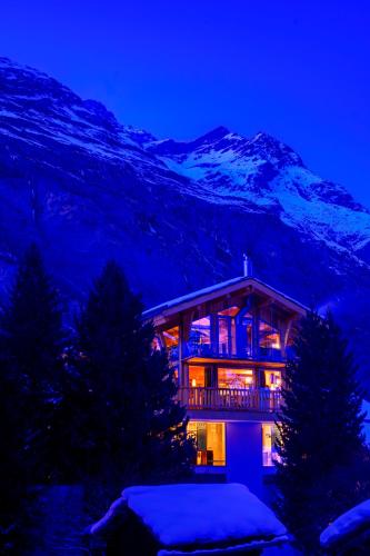 Luxury Chalet by Heinz Julen, Zermatt (photo 5)