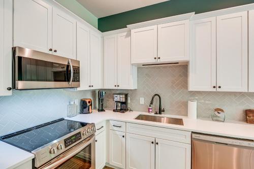Nashville Townhome with Deck Close to Downtown! in Nashville, USA