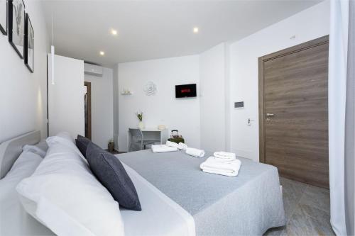 Standard Double Room image 6