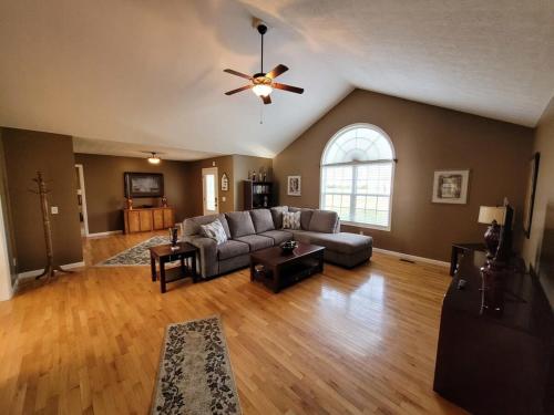 Large backyard with fence! 6 miles from the Cookeville Boat Dock of Center Hill Lake! in Silver Point, USA