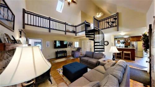 Golf & Southern Comfort Cape with Loft at The Cove in Woody (TN)