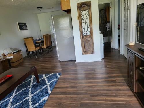 Welcome Home to this 2 bedroom 1 bath apartment near TTU in Cookeville, USA