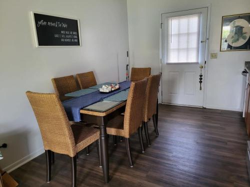 Welcome Home to this 2 bedroom 1 bath apartment near TTU in Cookeville, USA
