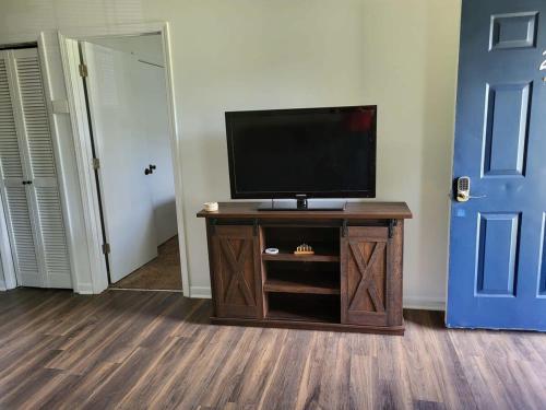 Welcome Home to this 2 bedroom 1 bath apartment near TTU in Cookeville, USA